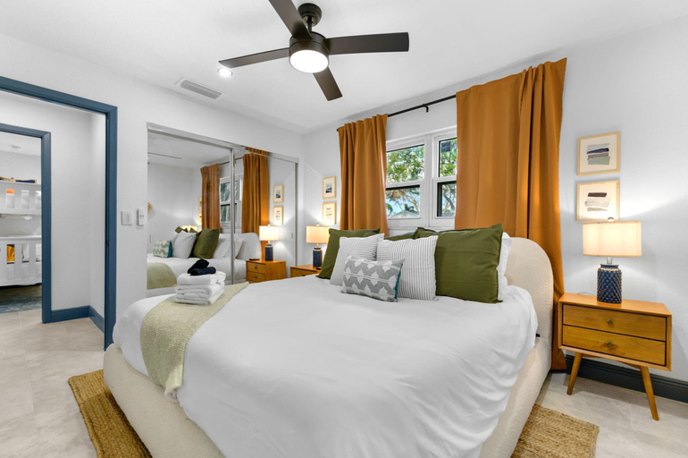Room 5, 4 Br Haven Pool Hot Tub Arcade Fire Pit Putt Putt, Pinellas