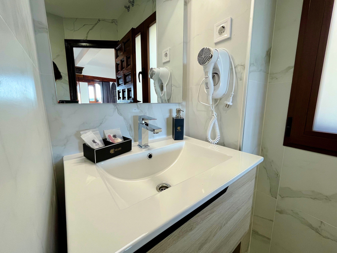 Bathroom 3, Casón De Los López Apartments, Toledo
