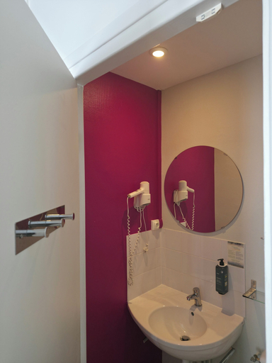 Bathroom 4, The Originals City, Hôtel Le Savoy, Caen, Calvados