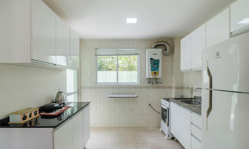 Private kitchen 2, 2BR House w/ BBQ 150m From Beach Ccm0008, Bombinhas