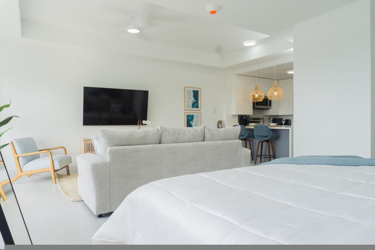 Room 5, 6th-floor High-rise Studio Panoramic Ocean Views Walk to Town