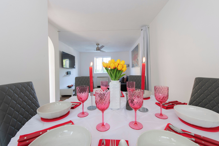 Dining 4, East London Apt - Stay 6 - Transport Links - Wifi, London