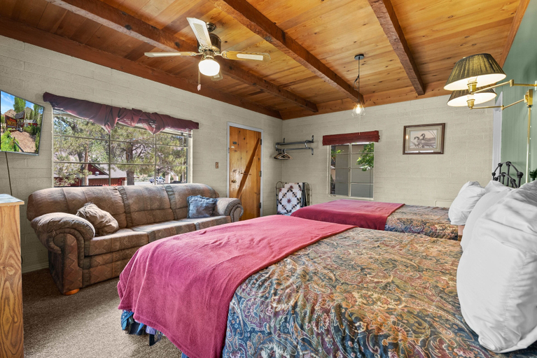 Bedroom 3, Sierra Retreat Motel, Mono