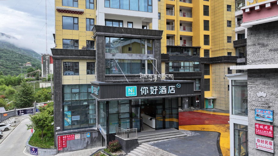 Exterior & Views