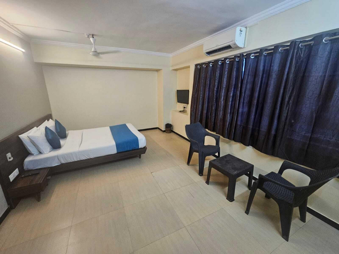 Room 5, Hotel Alt Acco close to Kharadi, Pune