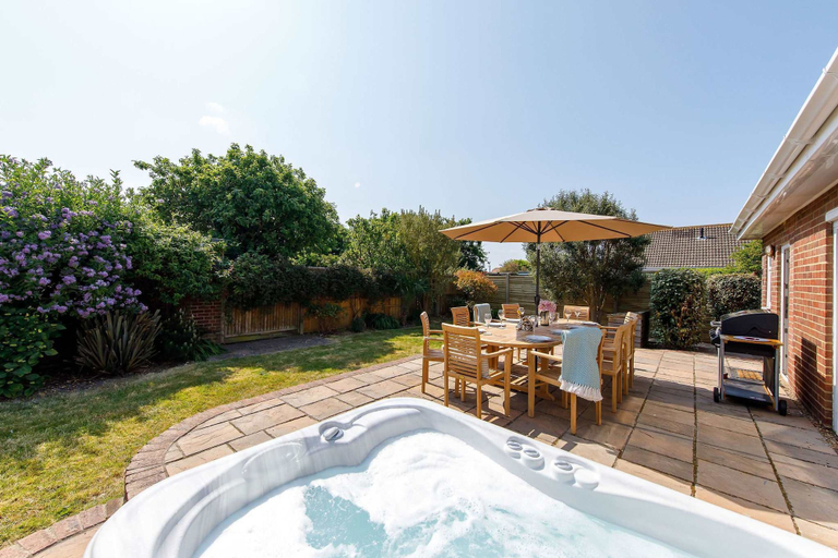 Sport & Beauty, Beach House for 10 With hot tub Garden, West Sussex