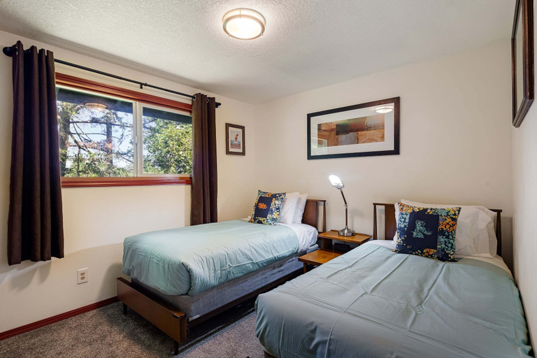 Room 2, Wake Robin House - Comfortable & Close To Campus 4 Bedroom Home, Lane