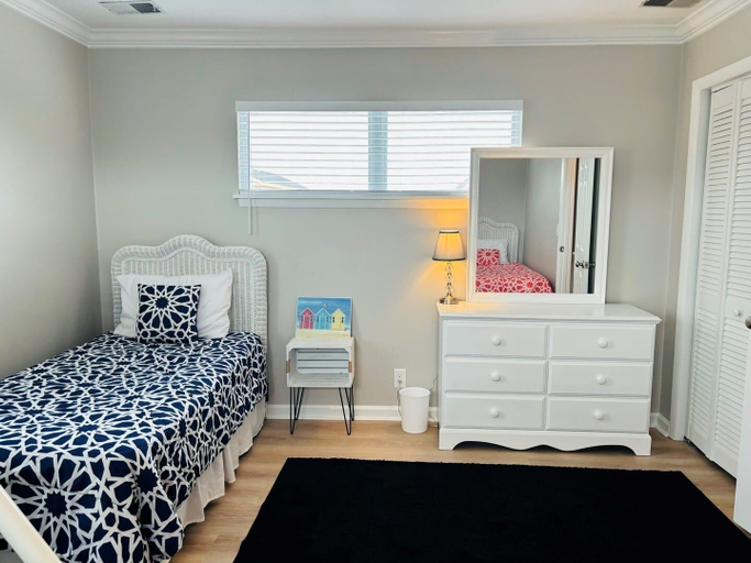 Room 3, Buckeye's At The Beach 3 Bedroom Home by RedAwning, Brunswick