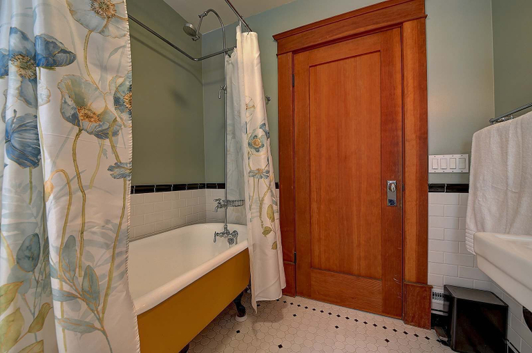 Bathroom 4, Historic Craftsman - Pet Friendly - Sleeps 6, Los Angeles