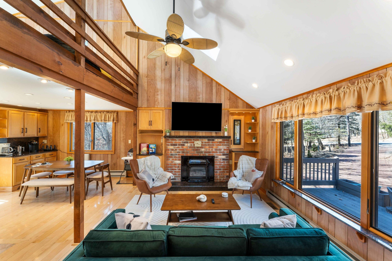 Room 2, 4 Br Mtn Cabin Sauna Hot Tub Fire Pit Putt Putt, Monroe