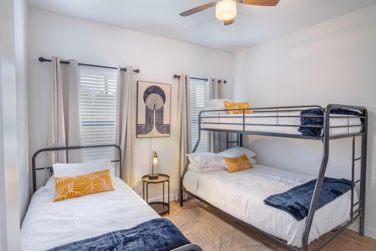 Bedroom 3, Brand NEW Stylish 3br/2ba Near Exciting Downtown, Bexar