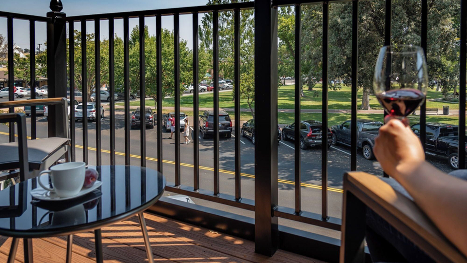 Interior 5, Paso Park Suites by Avantstay Park-view Balcony Downtown Paso Robles, San Luis Obispo