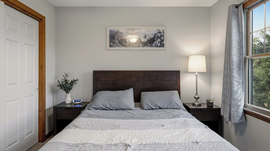 Interior 3, Aspen Hollow by Avantstay Group-friendly Stay + Deck Dining + BBQ Near Ski + Waterparks, Monroe