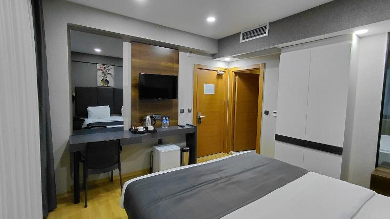 Bedroom 2, Queen Palace Hotel, Yomra