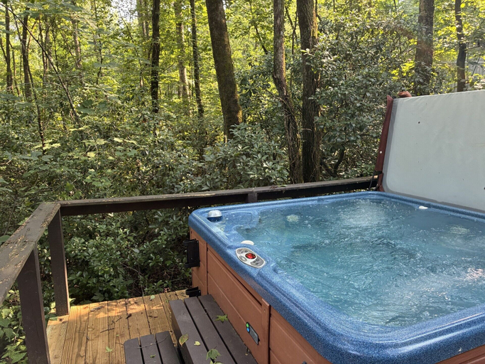 Outdoor spa tub 3, The Lost Compass, White