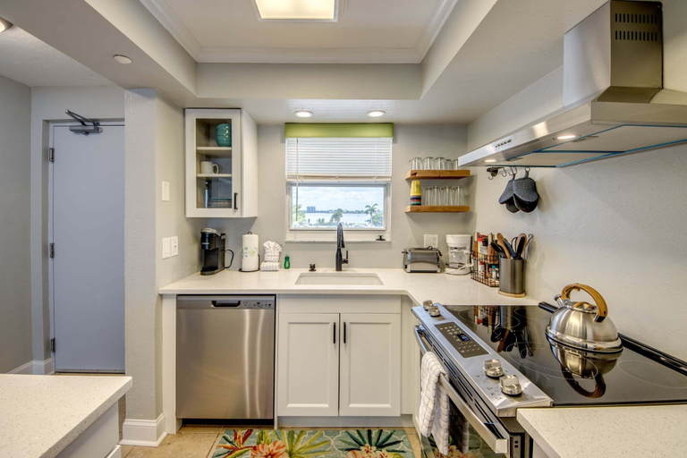 Private kitchen 2, Beach Villas 101 Beachfront Condo: Heated Pool, Walk To Dwtn 2 Bedroom Condo, Lee