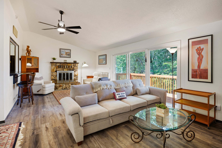 Living area 3, Wake Robin House - Comfortable & Close To Campus 4 Bedroom Home, Lane