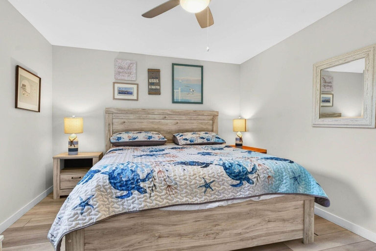 Room 5, Ike's Place / 118 Seaside Dr 4 Bedroom Home, Brunswick