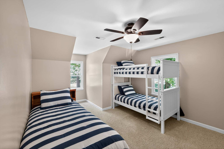 Room 4, Spacious 4 BR Retreat Near Lake Norman With Deck, Lincoln