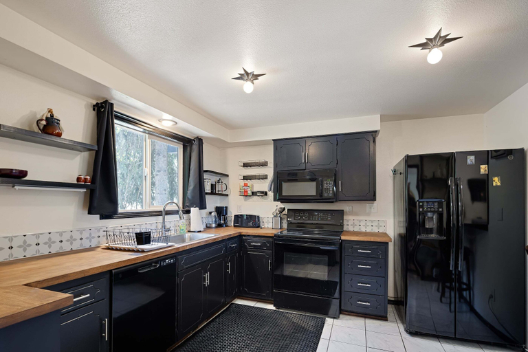 Private kitchen 4, Wake Robin House - Comfortable & Close To Campus 4 Bedroom Home, Lane
