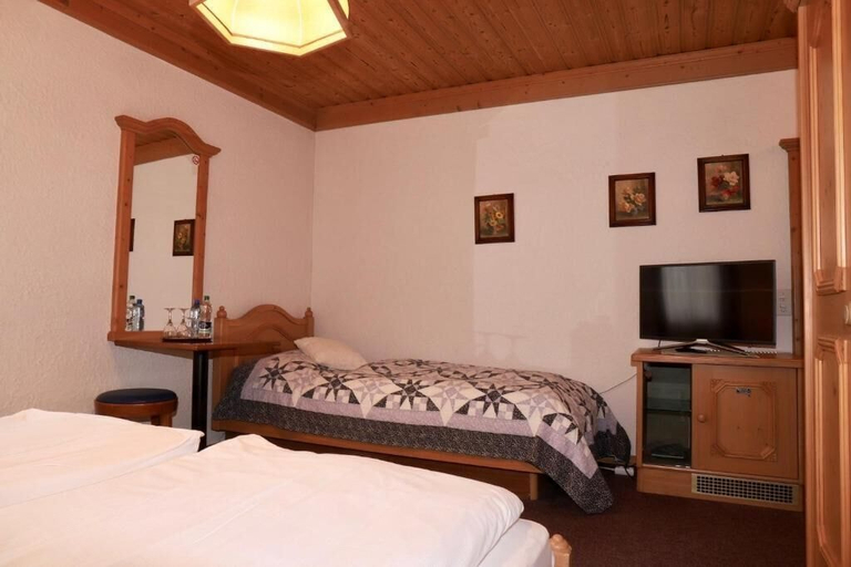 Room 3, Hotel weisses kreuz Breitenbach, Thierstein