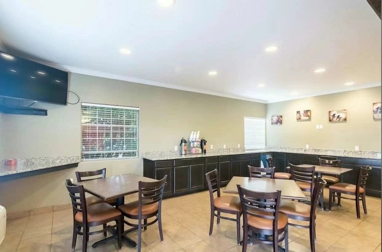 Food & Drinks, Econo Lodge Inn & Suites, Mitchell