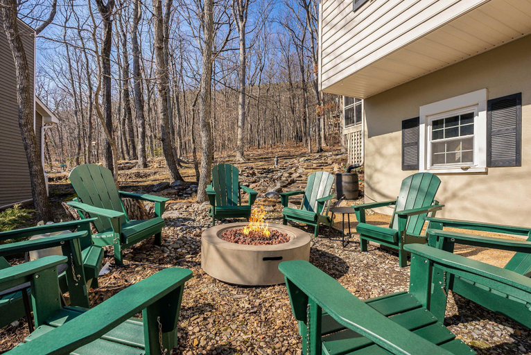 Room 3, Cozy Retreat - Sauna Hot Tub Pool Pass Game Room, Rockingham