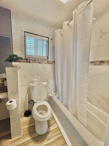 Bathroom 5, Cascade Lodge Boutique, Deschutes