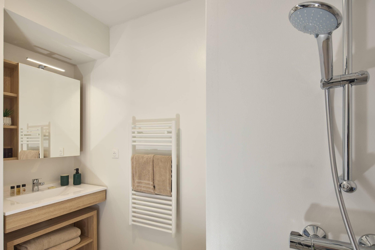 Bathroom 5, Quality Aparthotel Nancy Centre, Meurthe-et-Moselle