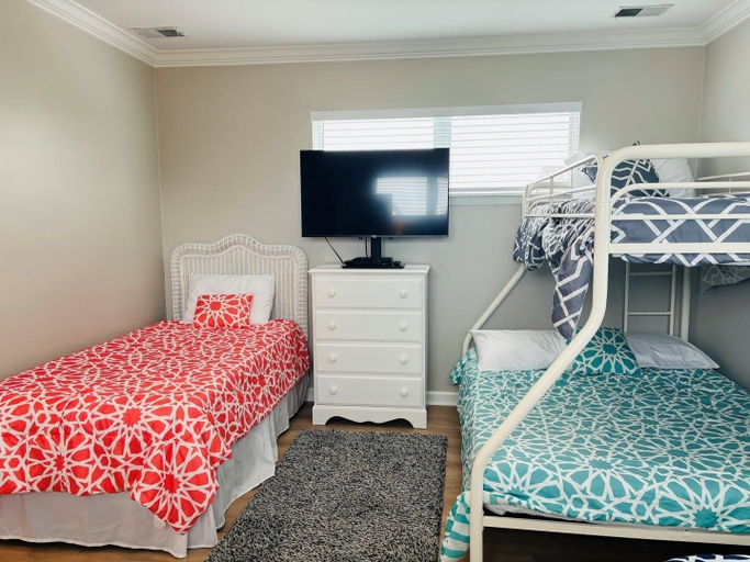 Room 4, Buckeye's At The Beach 3 Bedroom Home by RedAwning, Brunswick