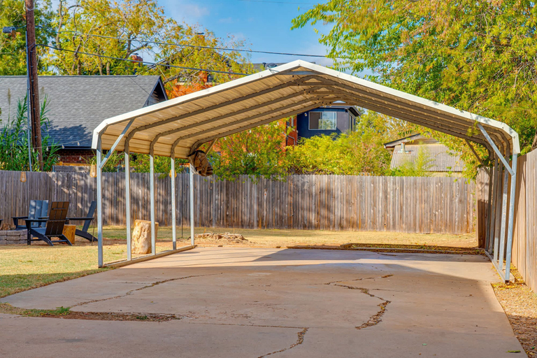 Room 2, Sleeps 16 - Roof Top - Game Room - Pet Friendly, Oklahoma