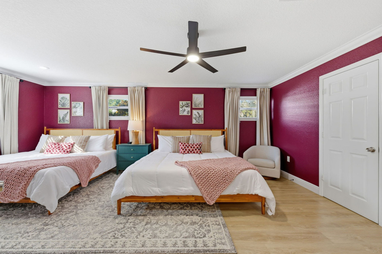 Room 3, Sleeps 16 Golf Simulator Pickleball Pool Spa, Manatee