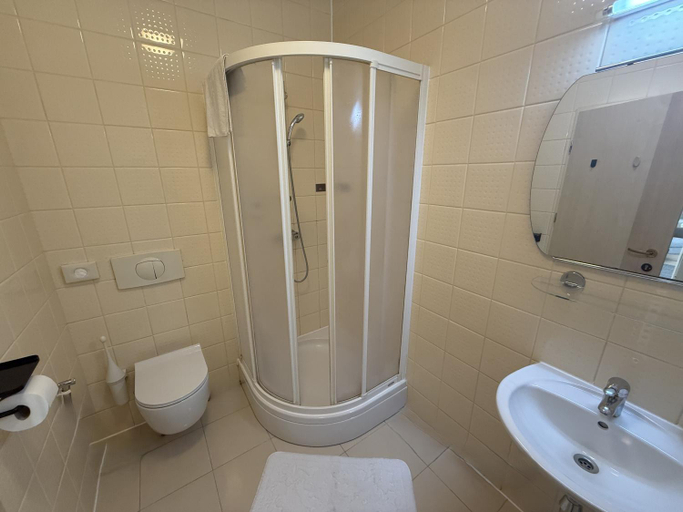 Bathroom 4, Hotel Erasmus, Postojna