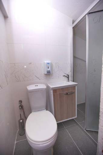 Bathroom 2, Aden Room, Merkez