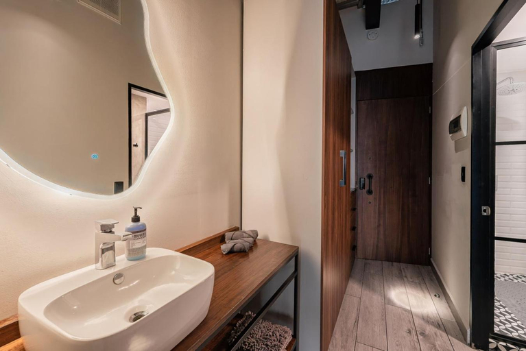 Bathroom 2, The Skyline Loft Modern Comfort w/Stunning Views, Mexico City