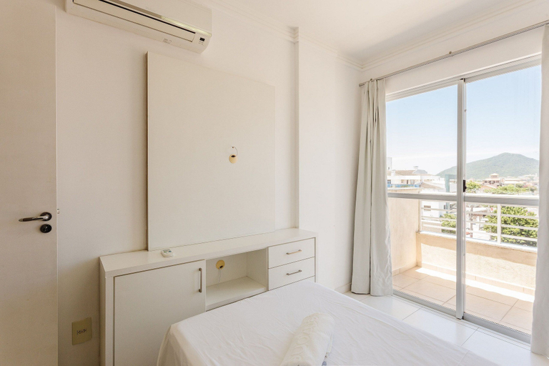 Room 2, Penthouse With Sea View 240m From the Beach Cac025, Florianopolis