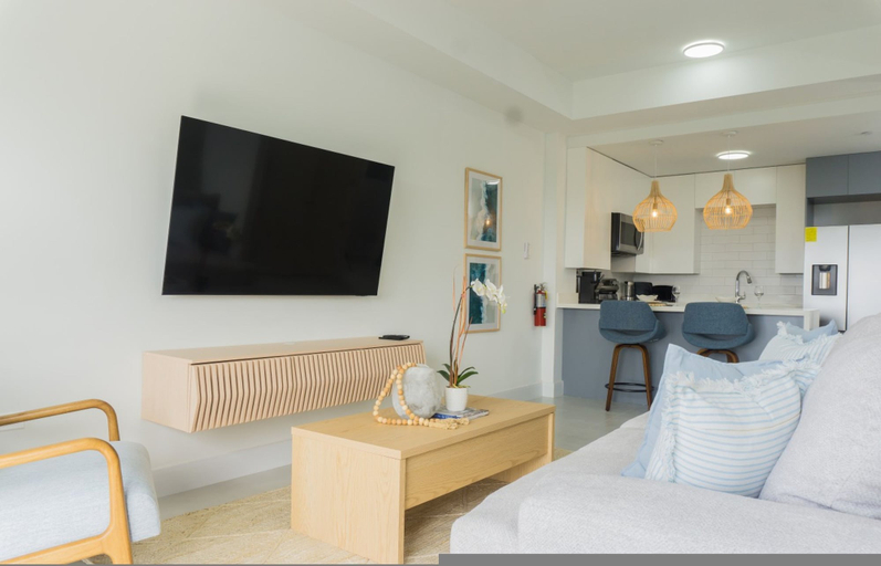Room 2, 6th-floor High-rise Studio Panoramic Ocean Views Walk to Town
