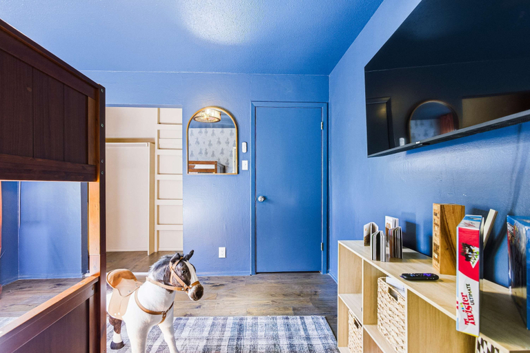 Room 4, Cowboy Ridge 4BR Spacious Retreat Sleeps 13, Bexar