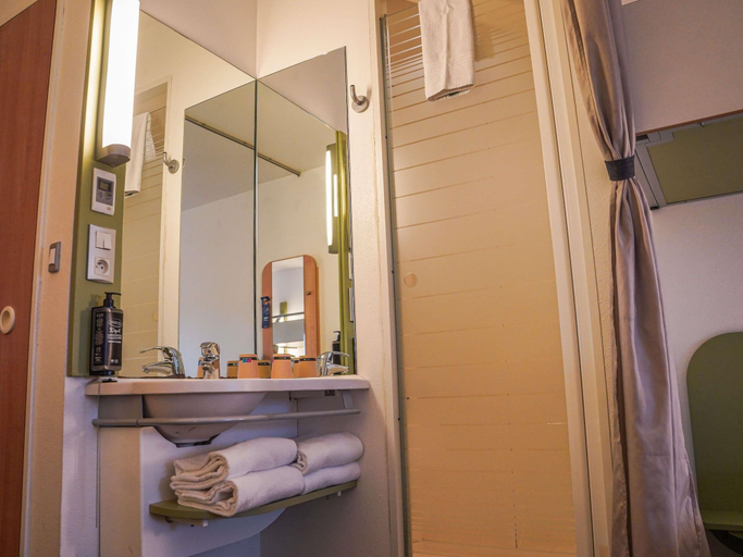 Bathroom, ibis budget Bayeux, Calvados