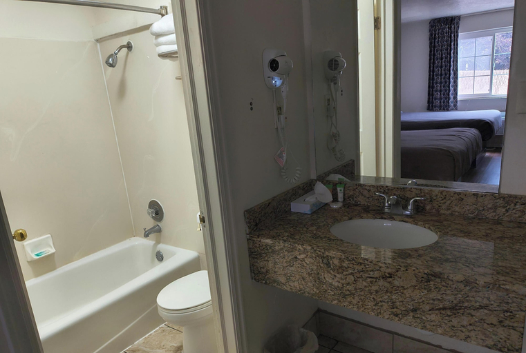 Bathroom 4, Ameri-Stay Inn & Suites, Davis