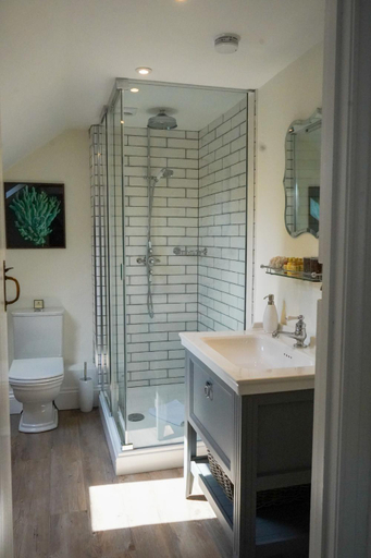 Bathroom 3, The Bluebell, Powys