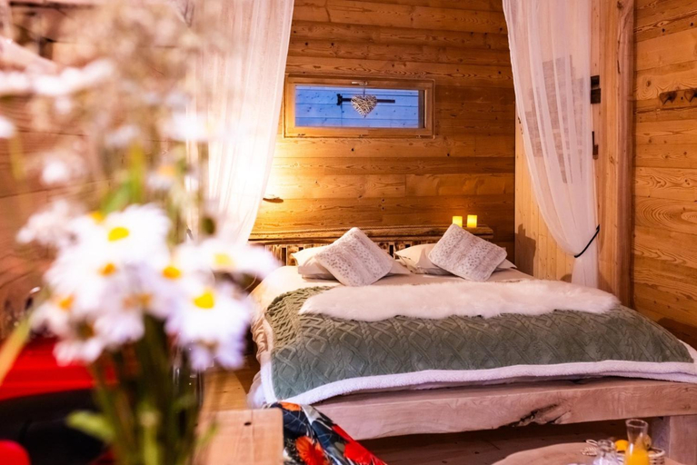 Bedroom 2, La Cabane et Spa Chez Jules, Doubs