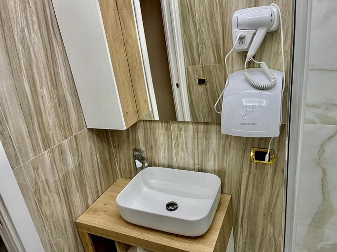 Bathroom 4, Al Binario di Napoli, Napoli