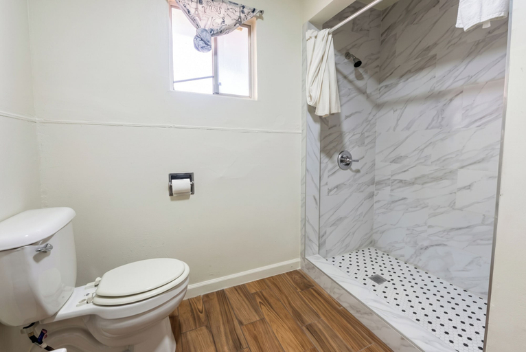 Bathroom 3, Oak Motel Modesto CA, Stanislaus