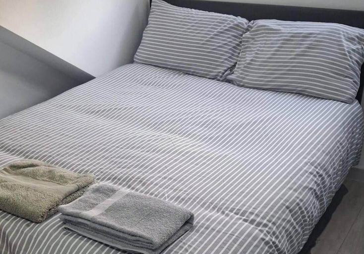 Room 3, Hendon Studio, Sleeps 2 With Parking, London