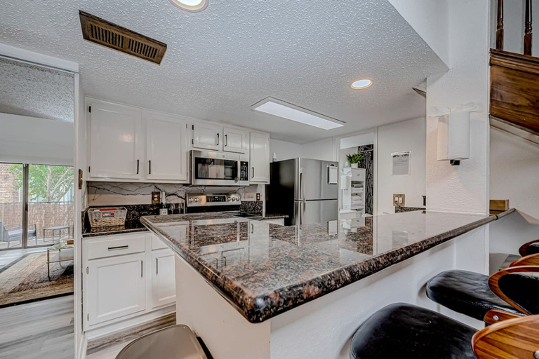 Room 5, Upscale 1BR Condo in Med Center, Houston