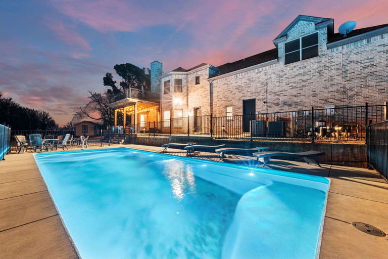 Room 4, The Cove Heated Pool Hot Tub Lake Access, Denton