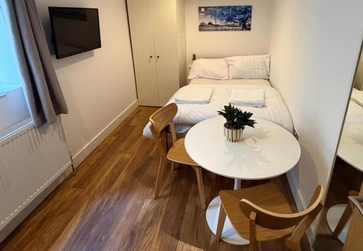 Room 4, Cozy Self Contained Studio Flat, London