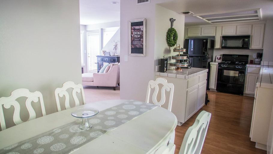 Interior 2, Vintage Paso by Avantstay Firepit + Garden + BBQ Walk to Downtown Paso, San Luis Obispo