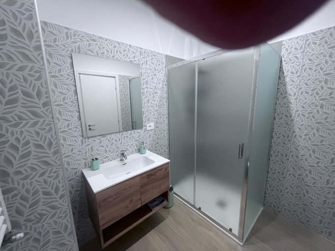 Bathroom 3, CRISPI 14 HOLIDAY ROOMS, Taranto